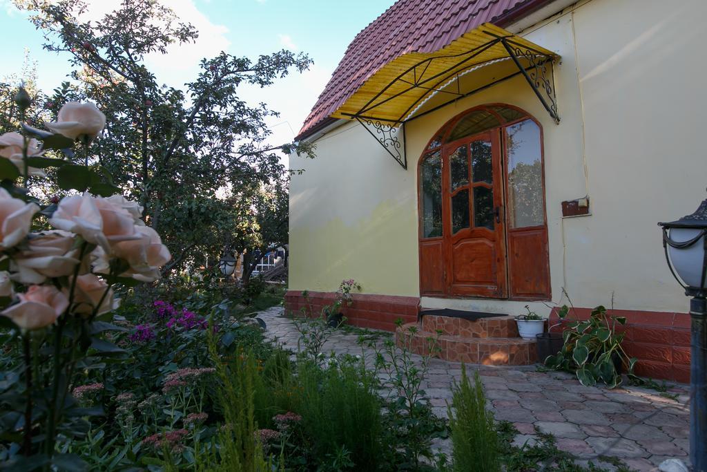 Jamilya'S B&B Guest House Karakol Exterior photo